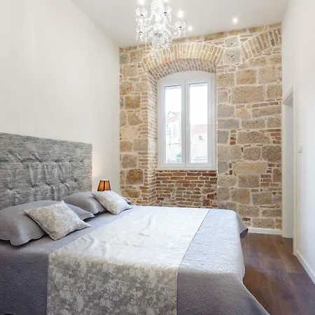 Antique Stone Apartman